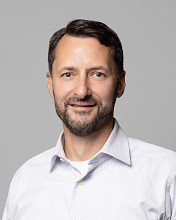 Robert Fernandez headshot